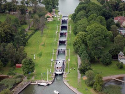 Canalul Gota din Suedia, leaga Marea Nordului de Marea Baltica, are 58 de ecluze