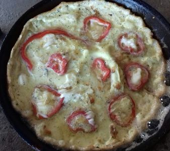 Omletă cu ardei kapia și brânză topită