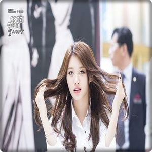 → Ăhăă, ăla e scump. ;;) Nu pun atâția bani. Puneți voi. Adică na, Cleo, parteneră la bal. Mădd; dulceață cu toată lumea. Jo cu pile la Nike.
