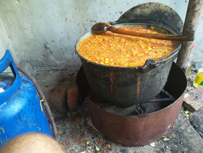 TOCANA DOVLECEL SI OREZ; 13 kg dovlecel 10 kg ceapa 13 kg ardei 10 kg rosii 3 pungi concentrat usturoi 1 secretul gustului de legume 1 plic foi dafin 1/2 piper măcinat 2kg atifco cu bob rotund leuștean frunze țelină o mînă sa
