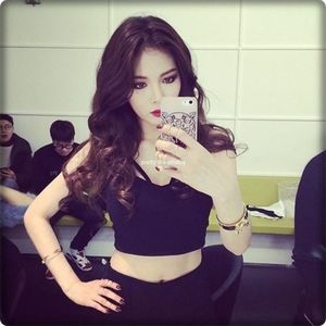 → [stă lângă Seung, dar se uită de la Seok la Maddie și apoi la Won, și tot așa. Mijește ochii]