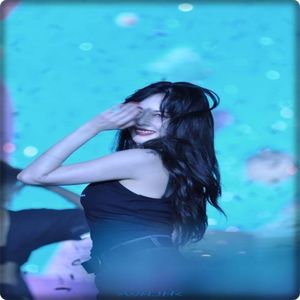 → [se uită la Seok, râde] :)) Da.. încă mai dau. ;) [întoarce capul spre Seung] Ăă.. da.. cred; că da, dacă insiști.. [ridică din umeri, privind către Seok] Ne vedem mâine :*
