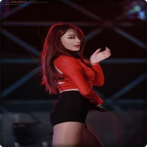 → Și acum, momentul mult așteptat de către concurenții noștri! Câștigătorii de anul acesta; al concursului de rege și regină.. respectiv miss, și mister.. sunt.. MIN KI ȘI JOJO !! Felicitări, dragilor! [merge și le așează coronițele pe cap, zâmbește]
