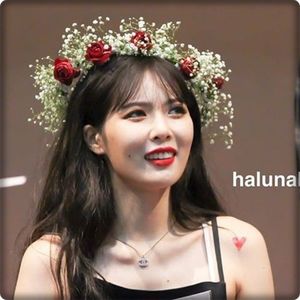 → Mulțumim! Aș vrea să spun câteva cuvinte, dacă se poate. [zâmbește, apoi merge la; stativ și ia microfonul, privind către cei din sală] Nu mă așteptam să câștig, nici nu voiam să mă înscriu. Dar, iată-mă totuși aici.. cu această coroană. Care apropo, nu înseamnă nimic
