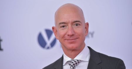 Jeff Bezos; un antreprenor american, care a jucat un rol esențial în comerțul electronic, fondator și CEO al companiei Amazon.com, Inc., o companie de vânzare cu amănuntul pe baza comenzilor prin Internet.
