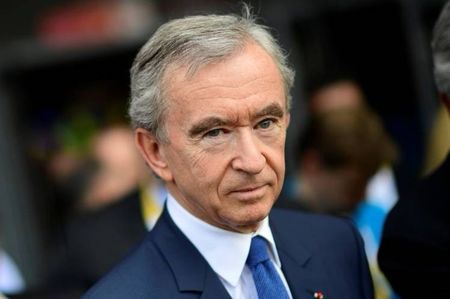 Bernard Arnault; un om de afaceri francez, cunoscut pentru că este președintele și președintele consiliului de administrație al conglomeratului francez LVMH.
