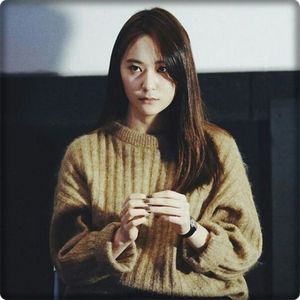 → Da.. [se uită la el] Mi-am învățat pentru examene, a fost și balul..