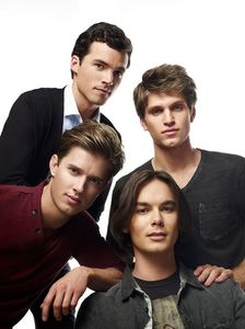 Season-3-Promotional-pretty-little-liars-tv-show-28246679-580-773