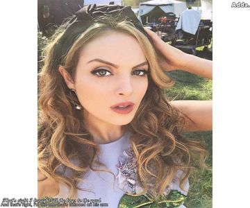 》 *Intru în cameră și văzând că Selena e în baie, exclam* Când ieși să-mi spui și mie, vreau +; să mă pregătesc de cursuri...
