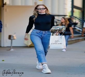 ❧ℭッ ๅ́α̢ɹǝ͢м҉ǝнdǝ✘ "cu siguranta as fi purtat o rochie mulata si tocuri in loc de jeans si; trainers in momentul asta." Vin cu o replica nu atat de buna pe cat mi-as fi dorit, dar totusi pe cat se poate de sincera. "Eu sunt Gigi, apropo." Si numele meu este singurul lucru pe c
