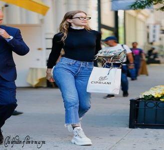 ❧ℭッ ๅ́α̢ɹǝ͢м҉ǝнdǝ✘ mai comunic inainte de a intra in camera mea, aflata chiar la parterul; cladirii, in dreptul usii in care statusem proptita pana acum, in tot acest timp in care vorbisem cu tipul al carui nume nici nu ma sinchisisem sau pe care inca nu stiam ca vreau sa il aflu.
