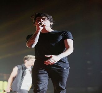 — Sunt nevoit ca pentru un moment sa-mi intorc capul in asa fel incat sa; pot privi peste umar spre aceeasi directie in care stiam ca individa blonda se afla. Comentariul ei, in continuare rautacios, reuseste sa ma amuze, dar de aceasta data recurg
