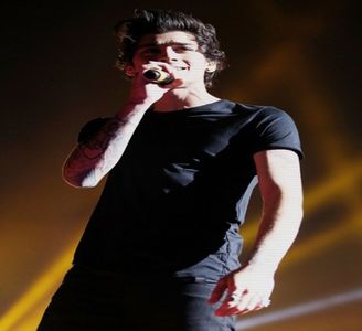 — In respectivul moment. Decid ca in cele din urma sa-mi concentrez atentia in; fata si mai precis sa-mi duc intentia la bun sfarsit, cea pentru care iesisem de fapt din cladirea ce acum exista in spatele meu. Ocolesc banca de o culoare identica cu cea a nucului, insa inainte
