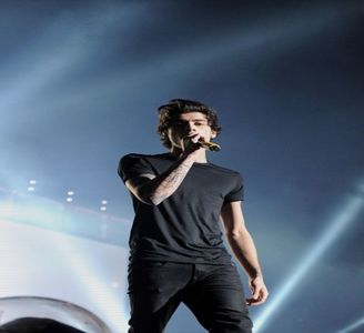 — Intind de-a lungul spetezei acelei banci, pe cand de degetele celeilalte palme ma; folosesc pentru a-mi departa tigara dintre buze atunci cand constat ca fusese necesar. Aleg sa privesc astfel in fata, eliberand lent fumul acumulat.
