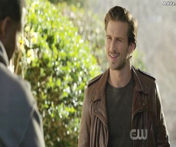 》*Îmi șterg lacrima cu același șervețel cu care îmi ștersesem nasul* E în regulă, așa +; reacționez de fiecare dată... *Mă uit la ea* Ok, fără dvs. =)))) *îl tot sunam pe Grant dar acesta era de negăsit* Netre.bnicul =)))))))
