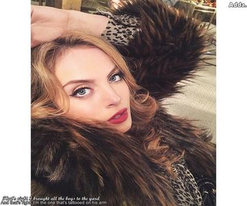 》Multumesc. *Surâd și mă ridic de unde stăteam și intru în baie, vorbesc cu ea de acolo* +; Tu încotro te îndrepți? Vrei să mergem la Starbucks până să ne vedem de treburi? N-am mai stat de mult de vorbă... *intru sub duș*
