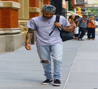 — Linistea in care ma aflam de cateva secunde bune imi ofera prilejul de a; putea analiza imprejurimile, fiecare masina sau persoana ce-si facea aparitia prin raza mea vizuala, dintr-o parte in cealalta si invers. Bineinteles si consumul treptat al obiectului vicios
