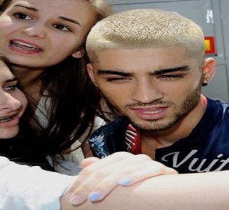 — Imi cobor pentru un moment privirea asupra tigarii doar pentru a; scruma pe asfalt. Dar, atunci cand aceasta imi urca din nou si mai ales mi-o indrept in aceeasi directie, pozitia blondei se dovedeste a fi schimbata, fiindu-i posibila si lui analizarea corpului
