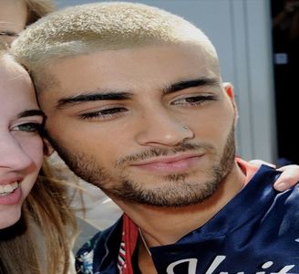 — Fumului, imi ingustez privirea iar dupa ce capul mi-l las usor pe spate, printre; buzele intre-deschid acord posibilitatea eliberarii lui. “Sau am eu o idee mult mai buna. Ma alinti de fapt Zayn si amandoi o sa ramanem al naibii de fericiti in modul asta.” De indata ce aleg a o
