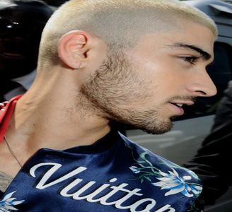 — Reprivi, buzele mi le arcuiesc sub forma aceluiasi zambet. In ciuda faptului ca tocmai; ii oferisem individei propriul meu nume, simt nevoia unei completari. “Dar D-ck? Crede-mă, chiar mi-ar face placere sa te aud strigandu-ma asa. Pana.. s-ar ivi vreo neplacere. Ma intelegi?”
