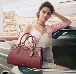 ( zâmbesc ) dar nu este nevoie... #liz click; ( îmi iau geanta ) mergem?
