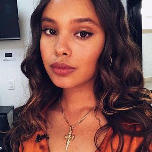 [ imi iau o cafea de la starbucks si incep sa colind magazinele, in cautarea rochiilor click; perfecte pentru petrecerile ce vor urma ]
