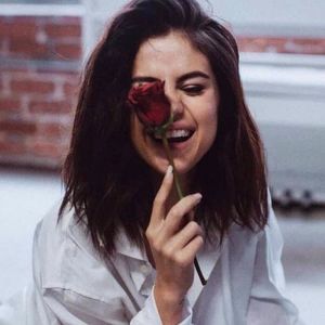 [dau mana cu tine =)) ] eu sunt Selena, incantata :)