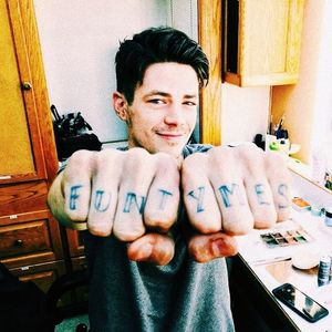 ⤑ᵖᶤᶰᵏĿЄ♏ØИÂÐЄ ┊Frica?Nu stiu despre ce vorbesti#se face ca(click; fluiera si cand o aude ca isi cere scuze de la Jenny ramane socat,mai ca ii cade cu;;,iul din gura;Ai febra?# se uita la Jenny apoi; Are febra?
