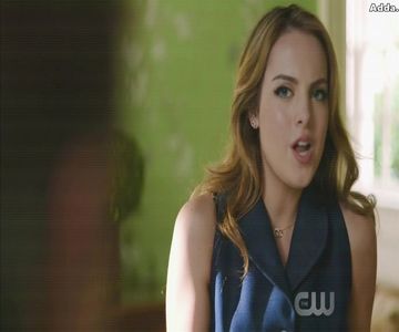 》*Îl trag de guler și-l iau din spatele lui Jenny, punându-l în dreapta ei, amândoi fiind în fața +; mea* Nu, dear, nu sunt o scorpie cu toți, doar cu cine merită. Ori îi răspunzi na-ibii Vanessei la mesaje, ori o fac eu. M-am săturat să fac pe mesagerul, Casanova ce ești.
