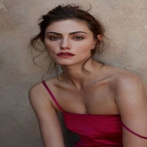 — ☽ Cobor lent scările universității după ce mi-am găsit camera și mi-am aranjat câteva din; lucruri.Speram să găsesc cât mai repede posibil un loc unde să pot mânca ceva deoarece multele ore de ne-somn și lipsa mâncării începreau să-și facă încet simțită prezența.
