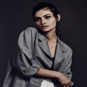 — ☽ Ajung pe holul principal dorindu-mi să fac o mică excaladă pentru a-mi căuta dulapul, anume; numărul 103.Îmi trec privirea peste numerele dulapurilor din stânga și drepta mea în timp ce pășeam lent.-99..100,101,100...3.Tipul concentrat îmi atrage atenția făcându-mă să mă încrunt.
