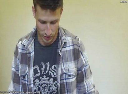 》*Când răsună vocea lui Pho pe hol, colegul care mă ajuta la farse fuge, iar mie îmi +; scapă un pachet de făină pe jos, făcând toată podeaua albă, iar reacția mea este doar:* Hopa........... =)))))))))))))))) *era mult praf alb în jur și profit ca să fug și eu*
