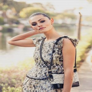 — ☽ -Scuză-mă.Ce crezi că faci?Întreb imediat cum îmi dau seama ce tocmai punea la cale și-mi; încrucișez mâinile la piept ridicându-mi curioasă una dintre sprâncene.
