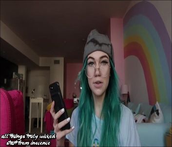 ϟ⚝. Mεямαιd Qυεεи ☪☂ [cl] [#sta pe o banca fumand si se uita pe telefon la niste poze; cu ea facute in alta zi de cineva care i le trimisese prin mesaj.
