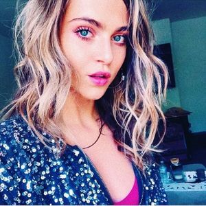 ⤑ᵖᶤᶰᵏĿЄ♏ØИÂÐЄ ┊Da,doar materia aia nu# simte vibratia(click; telefonului urmata de un ciocanit(notificarea) si deschide mesajul de la Adam;NU CREEEED
