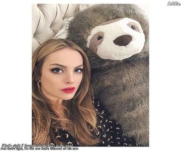 》*Închisesem ochii când credeam că acesta era pe cale să mă sărute iar și rămân așa +; câteva secunde, apoi mă încrunt și deschid ochii* Cine? La ce te uiți?
