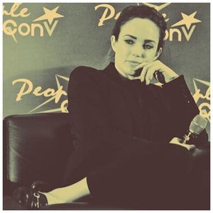 ▬ﻉ√٥ﺎ; Ridic ochii din carte cand o zaresc pe nebuna de psihologie cu gandul ca trebuie sa fi mai; nebun decat pacientul ca sa ai meseria asta. Dupa cateva secunde în care observ ca a disparut din usa, revin la citit.
