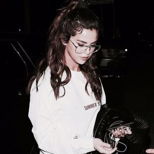 [ ies din camera si merg spre restaurant cu ochii in telefon ]