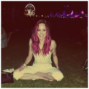 ▬ﻉ√٥ﺎ; “Prea mult de munca, eu trebuie sa-i multumesc corpului ca a facut atata efort si a venit cu; mine pana in biblioteca.” Ma uit in jur si observ ca nu e nimeni langa noi. “Probabil suntem singurele aici si se gandeste ca doua intr-o zi nu o sa mai vada.”
