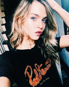 ⤑ᵖᶤᶰᵏĿЄ♏ØИÂÐЄ ┊Putem sa punem pe cineva sa ne faca powepointu(click; pentru noi=))# rade si se gandeste serios la ce a zis; Asta explica muuulte..Da lasa ca sta Grant aici 3 zile pe putin inainte de examene=))
