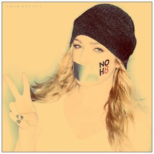 ▬ﻉ√٥ﺎ; In mijlocul bibliotecii cu o carte istorica in mana, citesc in timp ce imi imaginez tot ceea; ce scrie acolo si in acelasi timp ma gandesc daca ar trebui sa ies din campus si sa ma duc la bar. O petrecere mica de una singura nu strica nimanui.
