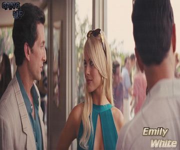 - "Vrei să vezi dacă mă gâdil și eu?" Râd și îmi las capul puțin pe spate pentru a-i oferi +; mai mult acces, g-em lent.
