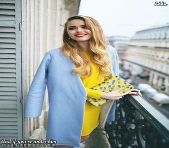 》*Ies din camera mea și merg la automatul de cafea de pe hol, îmi iau un irish*