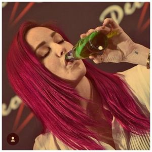 ▬ﻉ√٥ﺎ; Dupa ceva timp instalata in bar, ma asigur ca si a 3-a bere e desfacuta si savurata in; liniste cu gandul la ce am discutat cu psiholoaga. Asta doar pentru ca nu aveam altceva la ce sa ma gandesc momentan.
