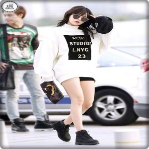 → [își dă ochii peste cap la Hyun, merge și se uită pe afiș] Cleo :w Nota aia e pt. fata de; deasupra mea. :w Am 8.95 fix la engleză!
