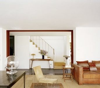 spatiu gen duplex; spatiul din conac permite asa ceva

asa ceva - exista - geamuri de plastic - grila de aluminiu - etc ...

cu intrare pe geam - in loc de usa -
