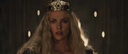 ▬ o astepta vreodata. Diavolul isi baga mereu coada unde nu trebuie, acolo unde prinde moment de; slabiciune, agonie si sete de inimi bulversate. Asa ca iubirea de sine a Ravennei ma aduce din nou la ea. ❝Mirror, mirror, on the wall, who is the fairest of them all?❞
