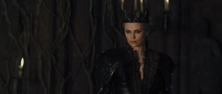 ▬ Uite cine isi face aparitia mult asteptata Altete, in spatele tanarului nostru Alexander si isi; mentine privirea pe Freya inaintand spre ei. Ravenna inceteaza sa te mai joci cu focul pe un teritoriu neutru. Chiar daca iti
