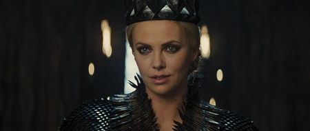 ▬ Mai tarziu poti face asta in liniste, alaturi de oglinda ta fermecata. Spune doar, o sa iti dai; seama ca mutarea asta e mai buna decat "il vreau viu sau mort". ❝Freya! Cu totii asteptam un raspuns.❞
