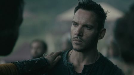 ▬ doar de dragul de a fi auzite. Ma face sa rad plecaciunea lui in fata Ravennei si privirea lui; plina de speranta catre Freya. ❝O sa fiu la palat imediat cum se intuneca.❞
